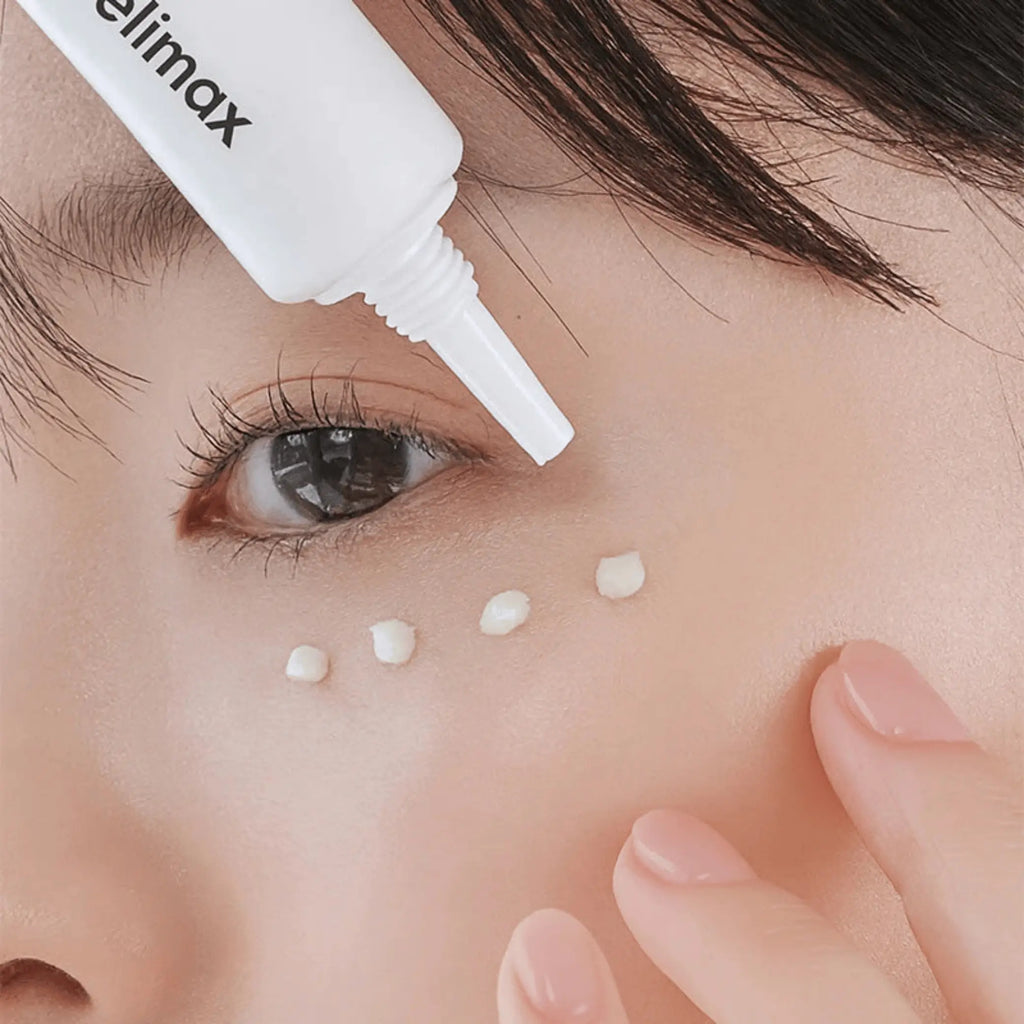 The Real Noni Ultimate Eye Cream da Celimax aplicado no contorno dos olhos em pequenos pontos