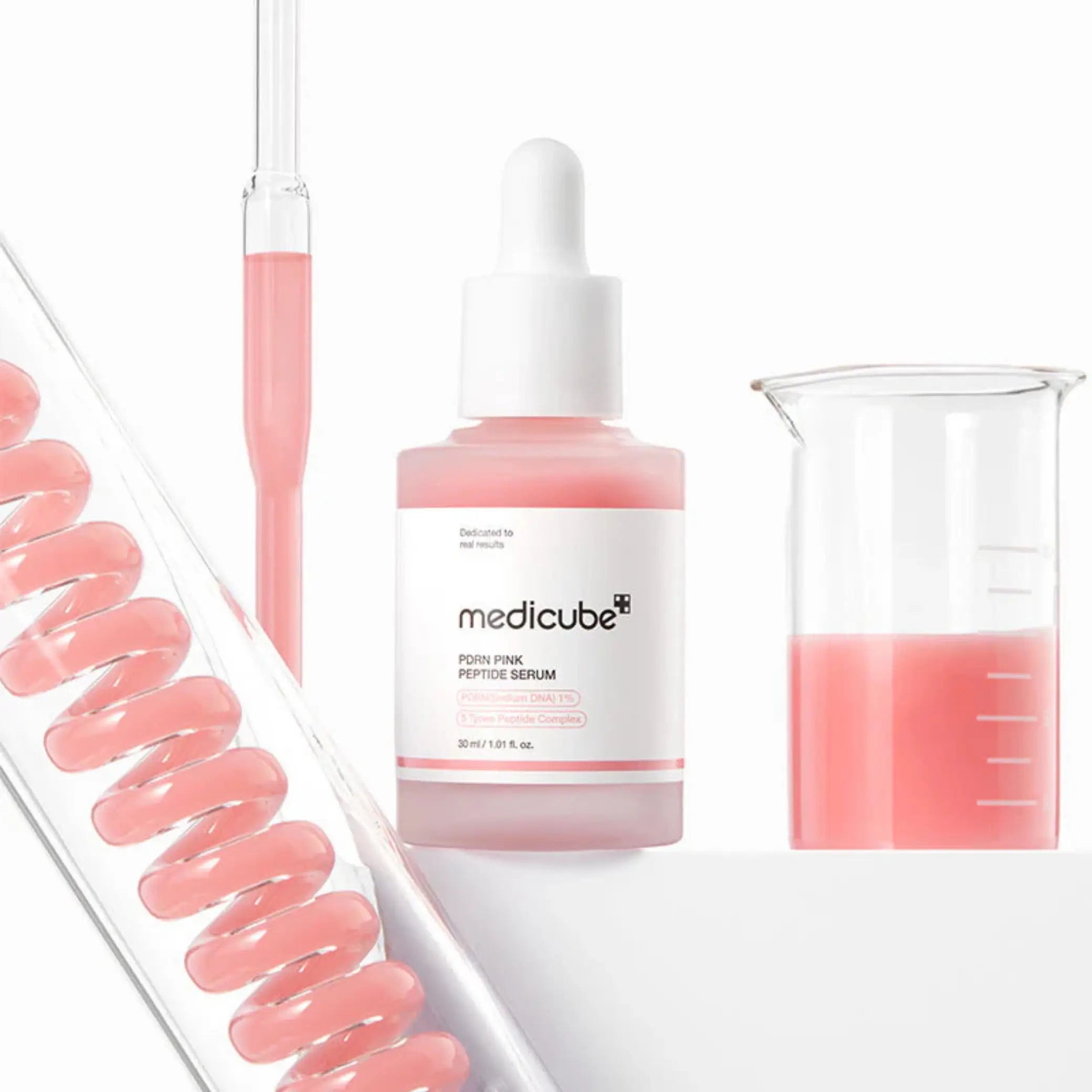 PDRN Pink Peptide Face Serum da medicube frasco com tubos de laboratório e líquido rosa