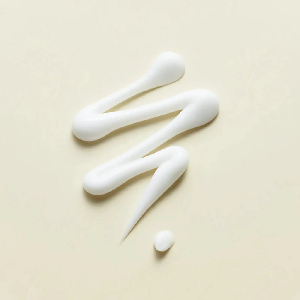 Wonder Releaf Centella Eye Cream Unscented da Purito Seoul textura do creme em zigzag em fundo bege